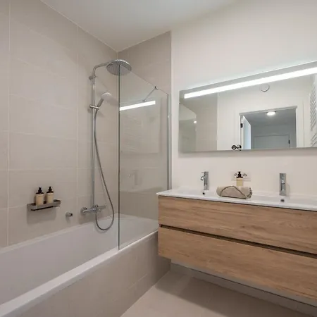 Modern 2bedroom W Balcony Near The Apartment *