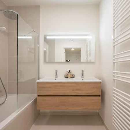 Modern 2bedroom W Balcony Near The Apartment