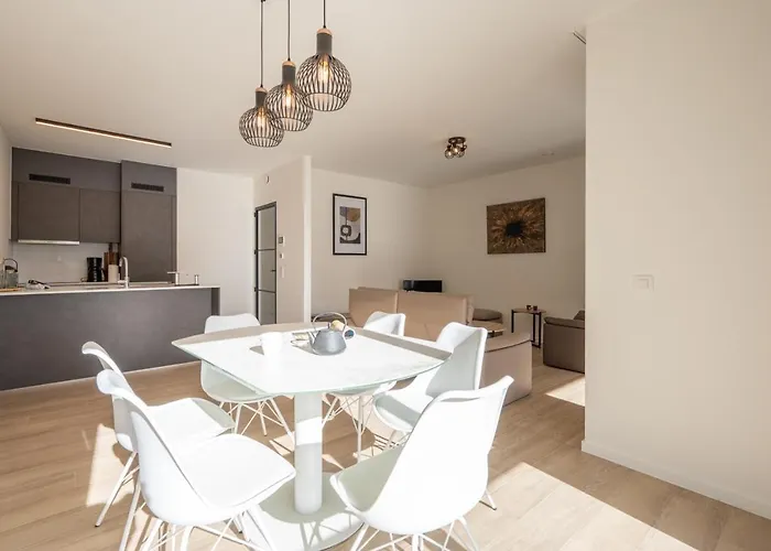 Modern 2bedroom W Balcony Near The