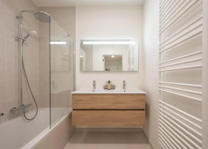 Modern 2bedroom W Balcony Near The Apartment